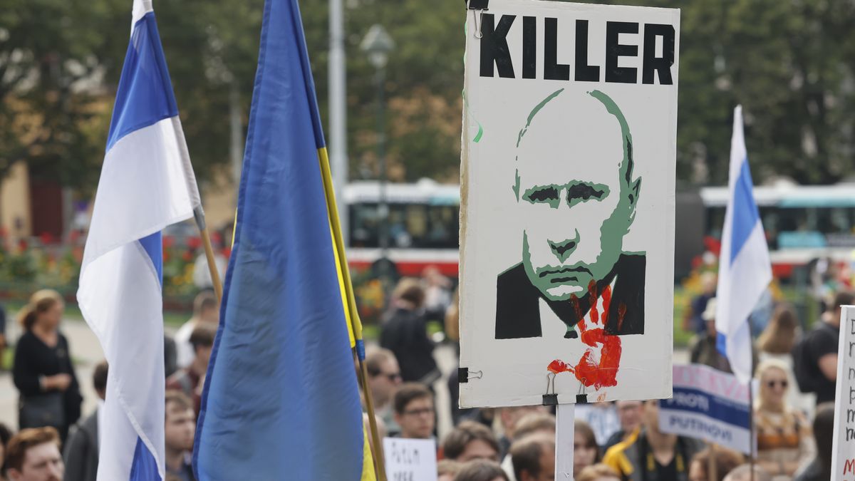 Desítky lidí v Praze demonstrovaly proti mobilizaci a agresi Ruska na Ukrajině